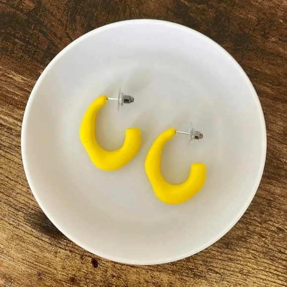 ❤️ NEW 2/$20 or 3/$25 Statement Matte Yellow Acrylic Oversize Cuff Earrings - Picture 1 of 4